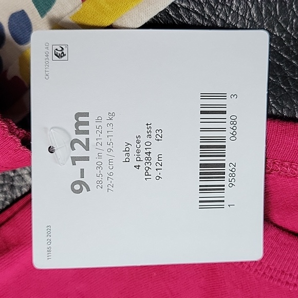 Carter's baby 4 Piece set - Picture 5 of 8